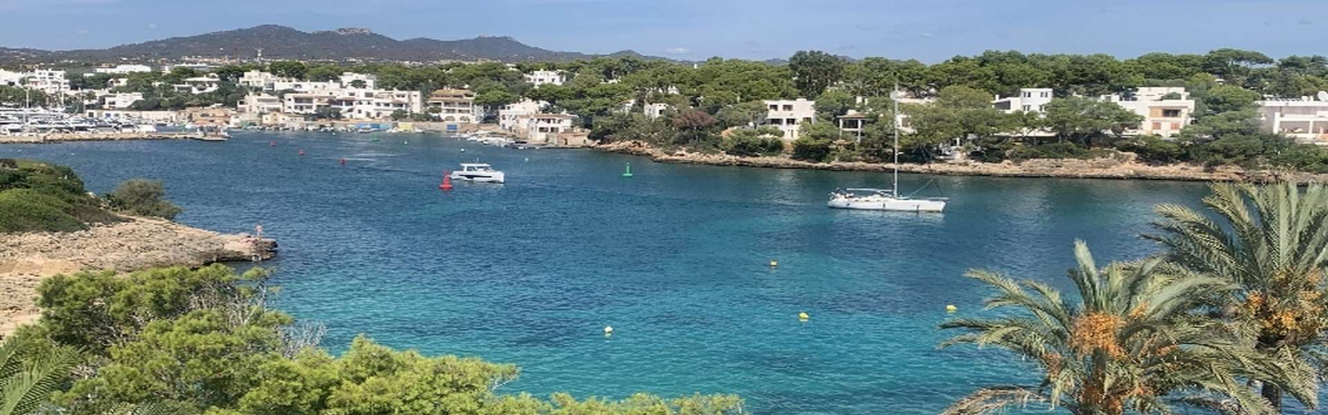 Villa in erster Meereslinie mit Strandzugang und Hafenblick in Cala d'Or